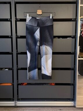 Reebok Black & White Abstract Print Capri Leggings